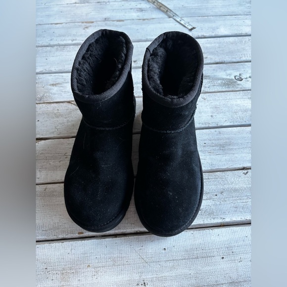 Ugg | kids | class mini boot | plush lining  | black | branded | suede | 5 - Picture 1 of 11